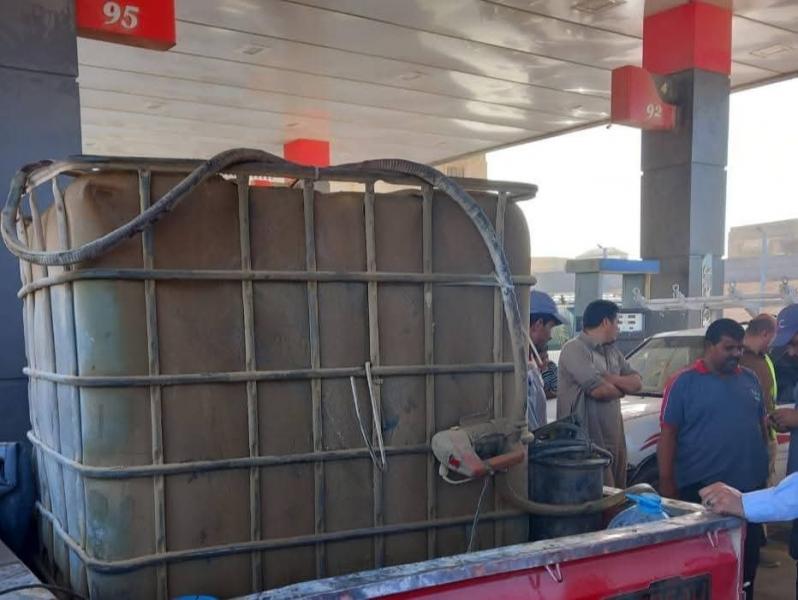 ضبط 14 طن سولار مدعم تم تجميعها بمحطة تموين بمطروح