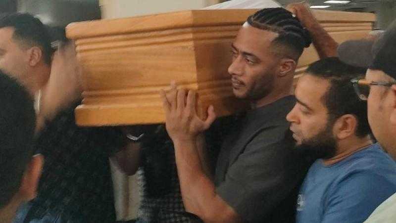 محمد رمضان يحمل نعش والده خلال تشييع الجنازة من مسجد مصطفى محمود