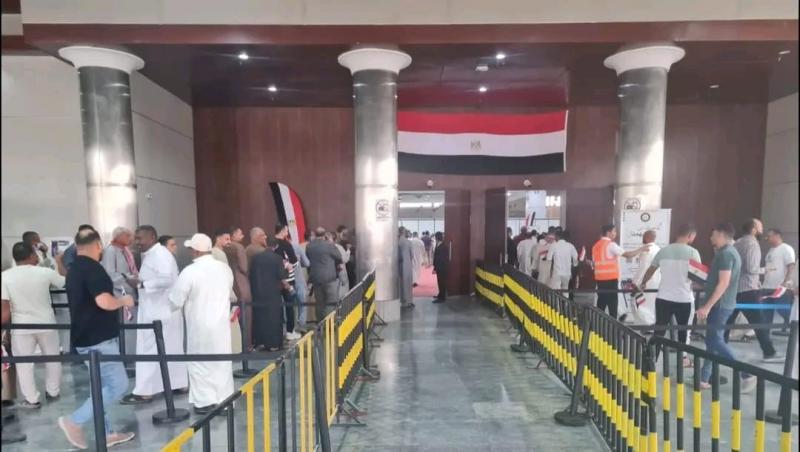 المصريون بالسعودية والكويت يواصلون التوافد بكثافة للمشاركة بانتخابات ”النواب” باليوم الأخير|صور
