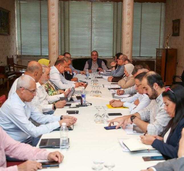 وزير قطاع الأعمال يعقد اجتماعًا موسعًا مع الرؤساء التنفيذين لشركات القابضة للقطن والغزل والنسيج