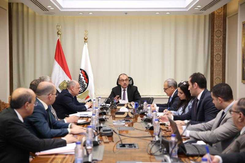 وزير قطاع الأعمال العام يجتمع بالرؤساء التنفيذيين للشركات القابضة لمتابعة موقف تطبيق نظام ”ERP”