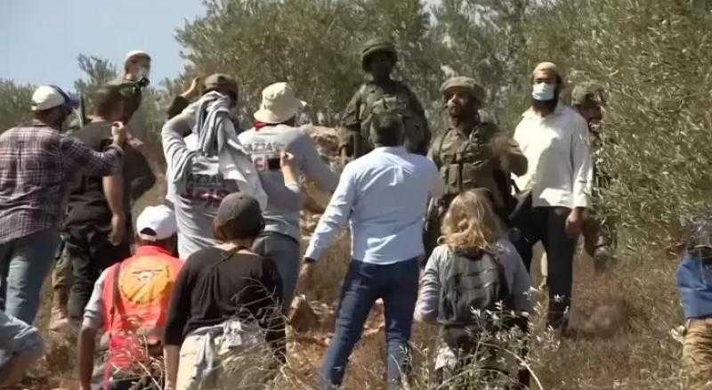 مصادر فلسطينية: إصابة 4 متضامين أجانب في اعتداء مستوطنين شمال الضفة الغربية