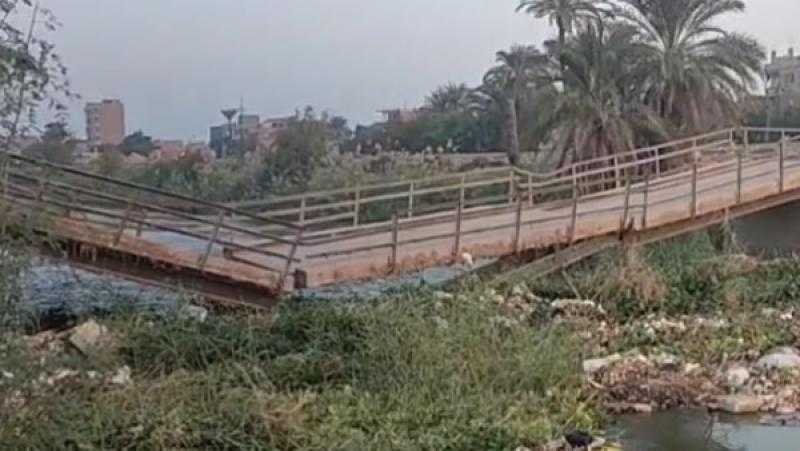 انهيار كوبري مشاة مهجور على ترعة الإبراهيمية بطما