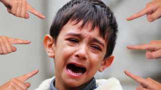 التنمر يسرق الطفولة .. خبيرة نفسية تكشف العلامات الخفية