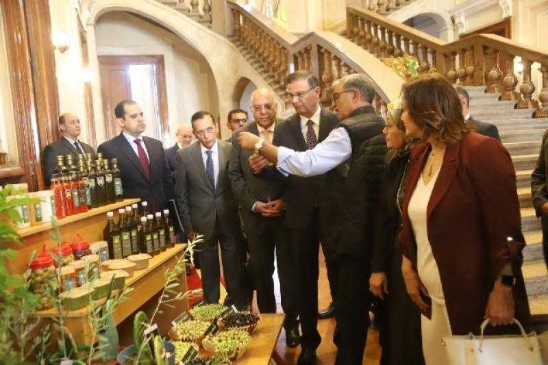 وزير الزراعة يستعرض منتجات المحطات البحثية لدعم «الزراعة الصحراوية»