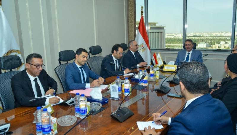 نائب وزير التموين يجتمع مع رئيس الشعبة العامة للمخابز للاطمئنان على انتظام عمل المخابز البلدية المدعمة