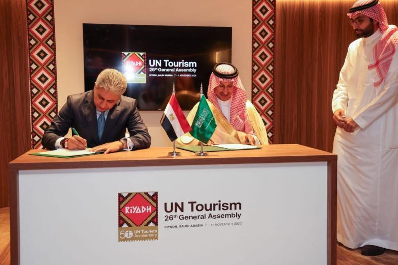 وزير السياحة والآثار ووزير السياحة بالمملكة العربية السعودية يوقعان مشروع برنامج تنفيذي للتعاون المشترك في مجال السياحة