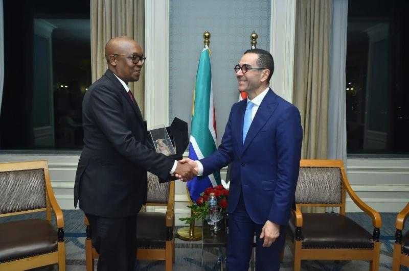 وزير الاستثمار يلتقي وزير التجارة والصناعة بدولة جنوب أفريقيا لبحث سبل تعزيز العلاقات الاقتصادية بين البلدين