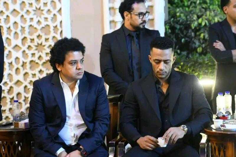 شقيق ”الزعيم” يقدم واجب العزاء في والد الفنان محمد رمضان (صورة)