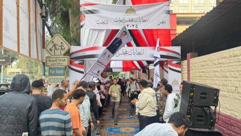 إقبال كثيف من المواطنين على لجنة مدرسة الجيزة القومية الابتدائية