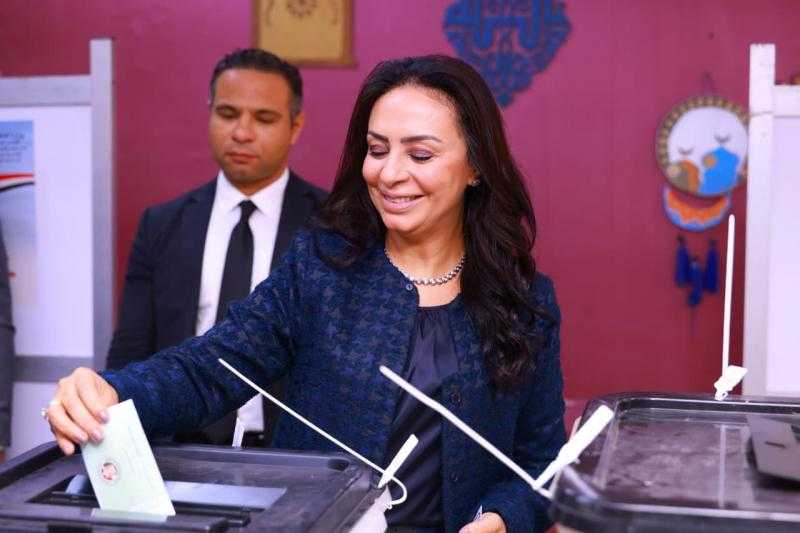 وزيرة التضامن الاجتماعي تدلي بصوتها في انتخابات مجلس النواب بالدقي|صور