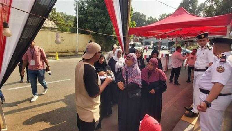 بالصور.. استمرار توافد كبار السن على لجان الدقي للإدلاء بأصواتهم