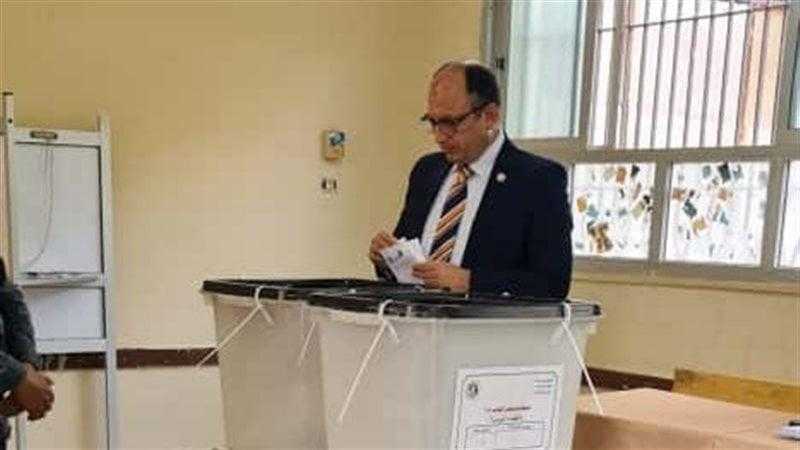 رئيس جامعة حلوان يُدلي بصوته في انتخابات مجلس النواب