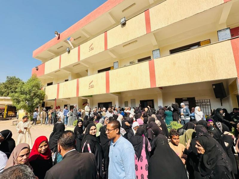 إقبال كثيف من الناخبين على لجان الاقتراع بمحافظة الأقصر| صور