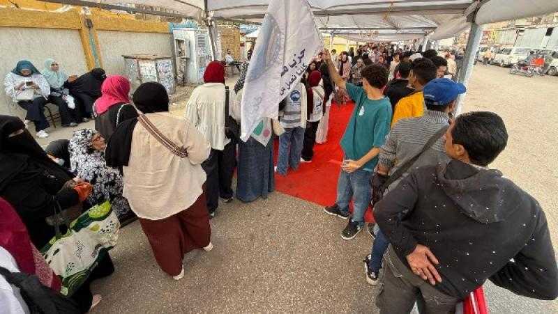 طوابير الناخبين تصطف أمام لجنة مدرسة الوراق الثانوية بنات وسط تأمين مشدد