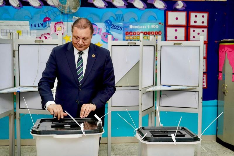 رئيس هيئة الاعتماد والرقابة الصحية يدلي بصوته في انتخابات مجلس النواب 2025