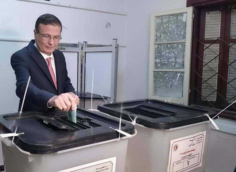 وزير الزراعة يدلي بصوته في انتخابات مجلس النواب بالإسكندرية