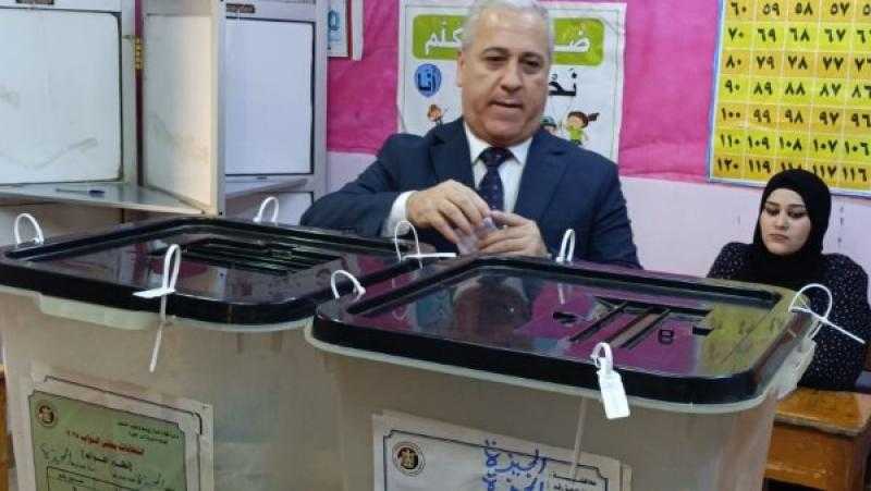 رئيس الهيئة الوطنية للصحافة يدلي بصوته في الانتخابات البرلمانية