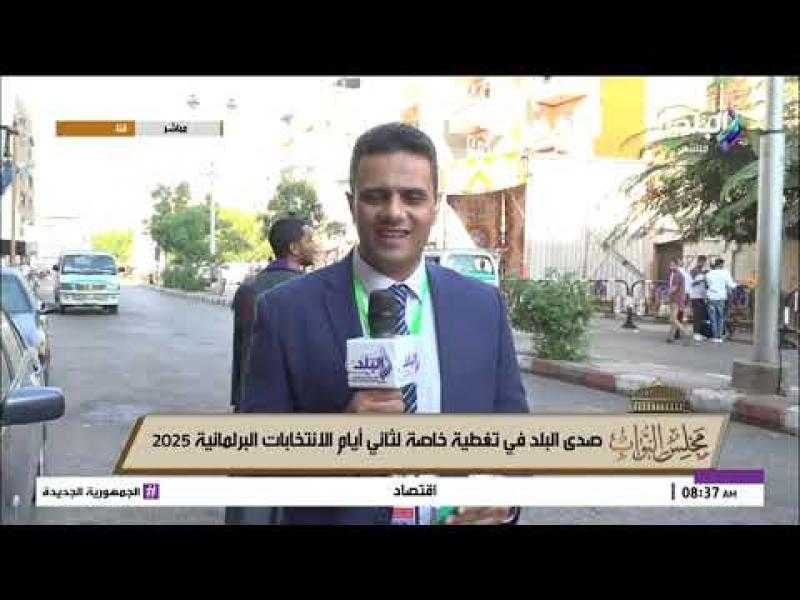 شاب يعلن خطوبته داخل إحدى اللجان الانتخابية في قنا