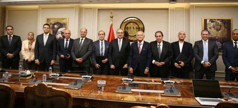 وزير قطاع الأعمال العام يشهد توقيع اتفاق تكميلي لعقود تطوير ”مجاويش” بالغردقة