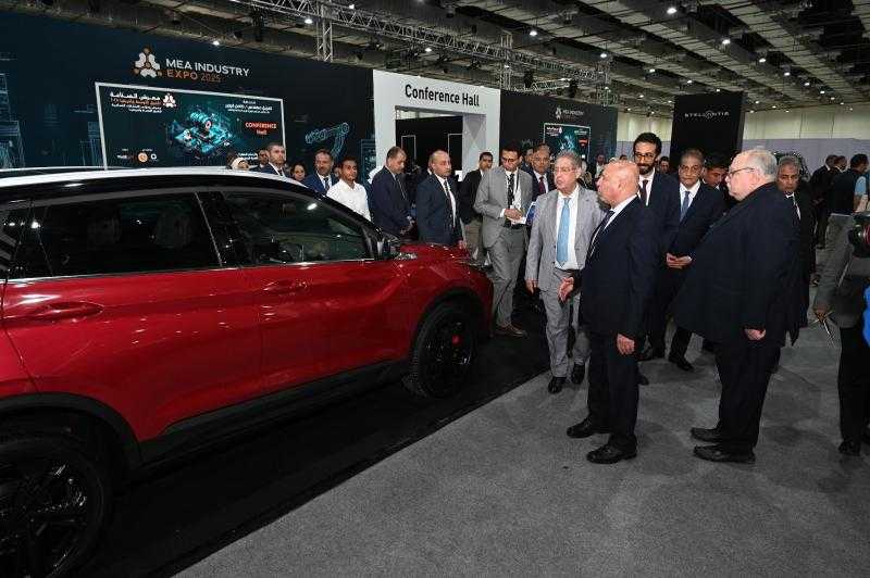 وزير الصناعة يتفقد أجنحة شركات السيارات والمكونات في معرض”MEA Industry”