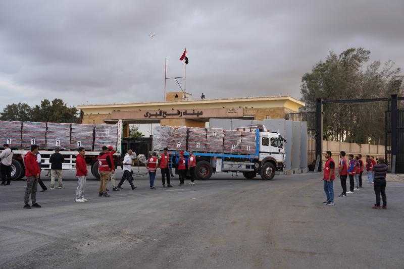 الهلال الأحمر المصري يرسل القافلة رقم 71 من «زاد العزة» إلى غزة بـ8 آلاف طن مساعدات