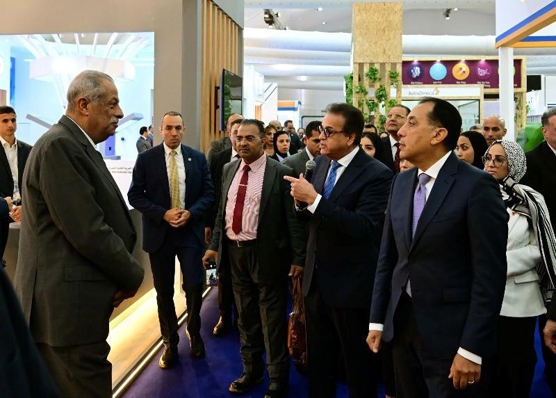 خلال فعاليات المؤتمر العالمي للسكان.. رئيس الوزراء يتفقد معرض «سمارت ديجيتال هيلث جيت»