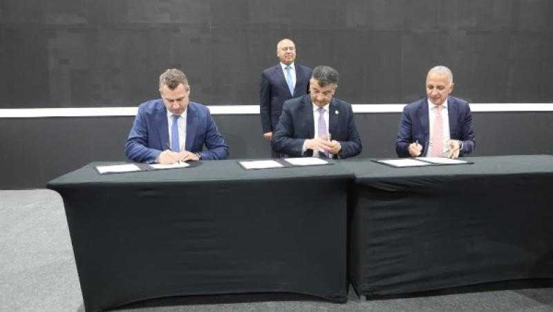 النقل توقع عقدًا لإدارة وتشغيل شبكة القطار الكهربائى السريع مع اتحاد شركات