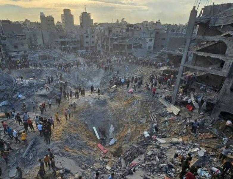 جيش الاحتلال يواصل عمليات الهدم داخل الخط الأصفر في غزة.. وسماع انفجارات بخان يونس