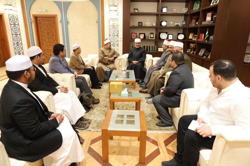 المفتي يستقبل وفدًا من قيادات المنظمة العالمية لخريجي الأزهر بتايلاند| صور