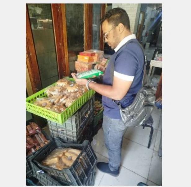 غلق مخزن أغذية في أسوان يحوي حشرات وزيوت منتهية الصلاحية