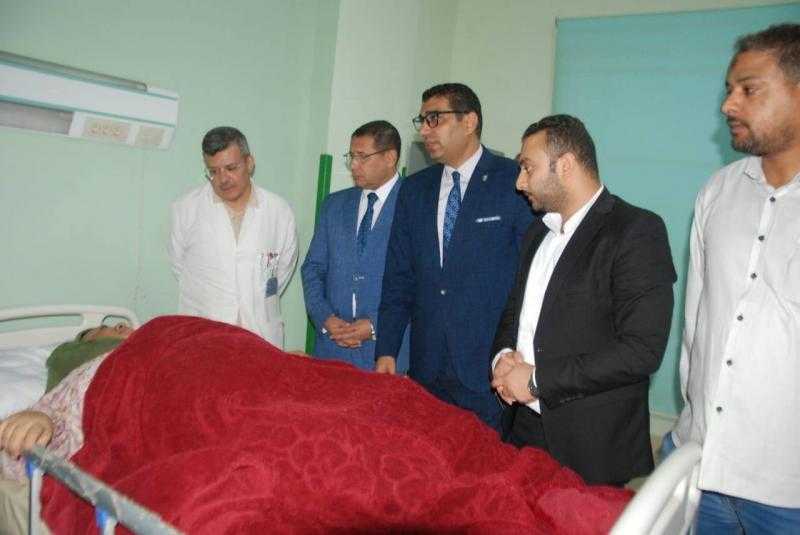 نائب محافظ الأقصر يزور المصابين في حادث تصادم ميكروباص وتريلا