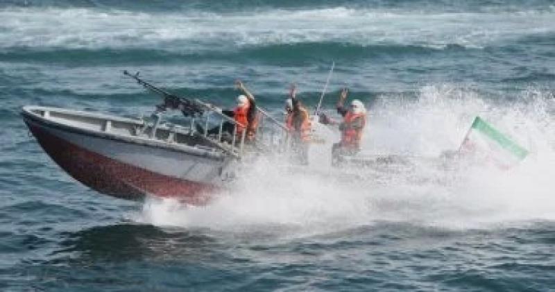 قوارب إيرانية تعترض ناقلة نفط قرب مضيق هرمز وتحول مسارها