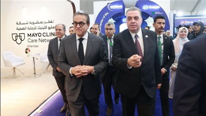 وزير الصحة يتفقد معرض “سمارت هيلث جيت” وجناح التنمية البشرية
