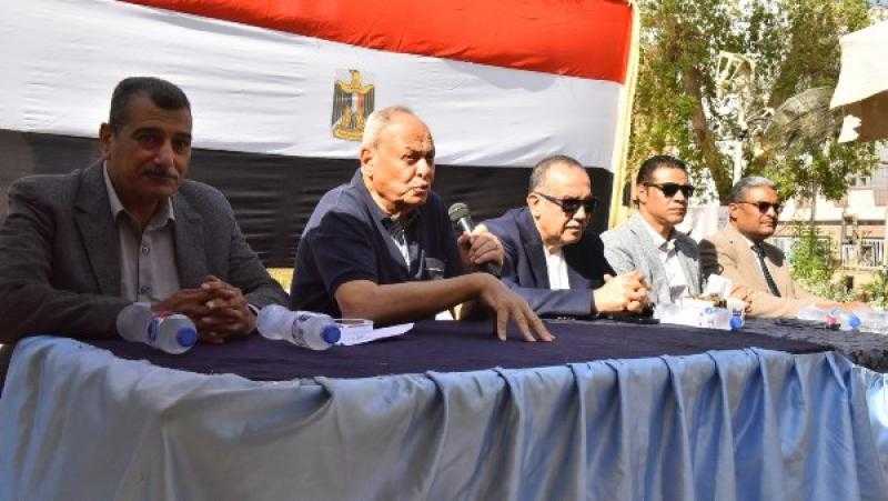 محافظ أسيوط يكرم 65 متميزًا بالسباحة خلال زيارته لنادي الشبان المسيحية