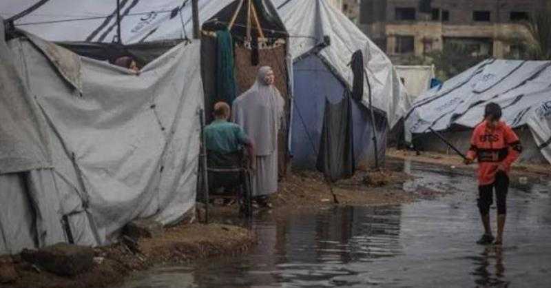 بلدية غزة تدق جرس إنذار: المياه العادمة تجتاح مراكز الإيواء