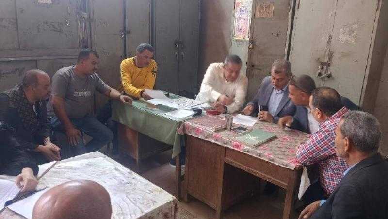 لمتابعة صرف الأسمدة .. وكيل زراعة أسيوط يتفقد الجمعيات بمركز القوصية