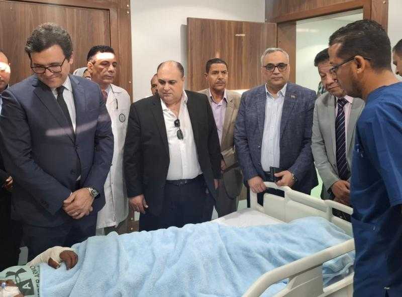 وزير الثقافة يزور طلاب أسوان المصابين في حادث طريق إسنا للاطمئنان على حالتهم الصحية