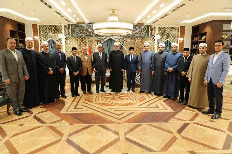مفتي الجمهورية يستقبل وفدًا رفيعًا من المسؤولين الدينيين بولاية بهانج الماليزية لتعزيز التعاون الإفتائي