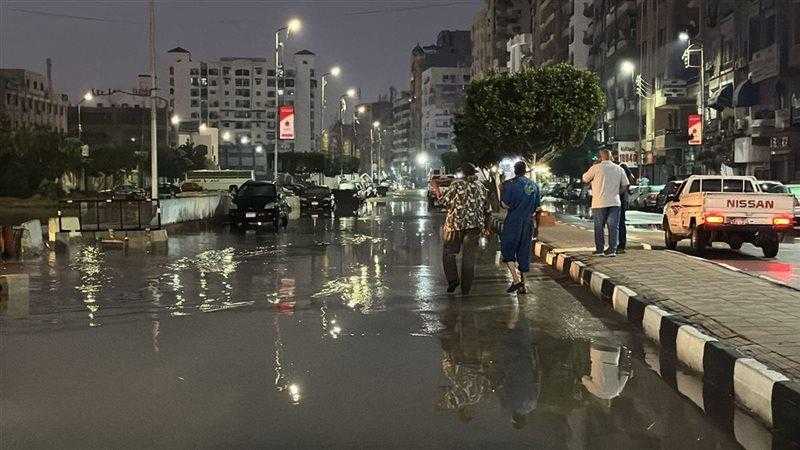 كثافات مرورية بسبب كسر ماسورة مياه بشارع التسعين في منطقة التجمع