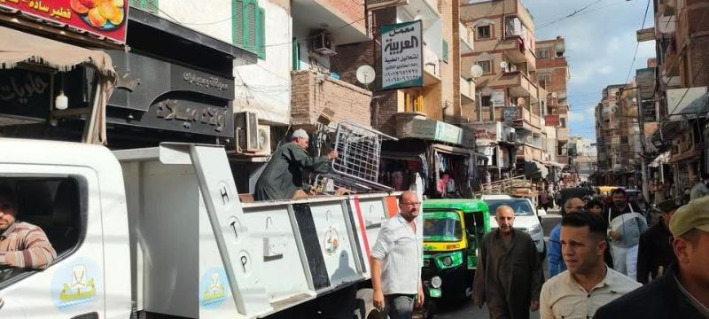 حملة مكبرة لإزالة الإشغالات ورفع كفاءة المظهر الحضاري لشوارع مدينة كفر الشيخ.. صور