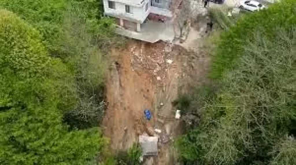 مصرع 6 أشخاص وإصابة 12 آخرين في انهيارات أرضية جنوب شرق فيتتنام