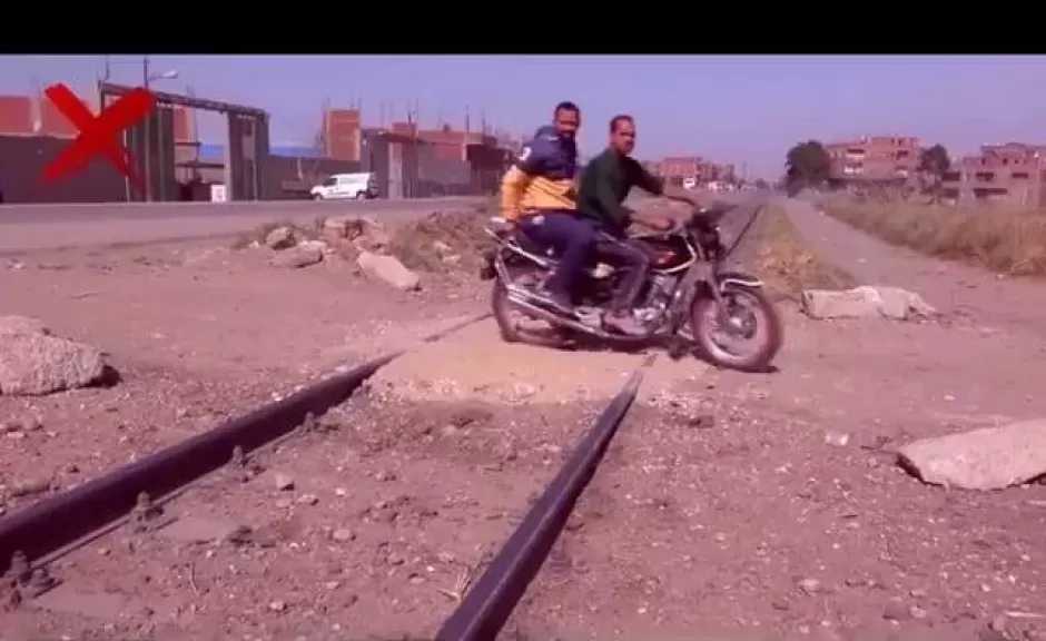 النقل تناشد المواطنين بعدم إقامة معابر غير شرعية على قضبان السكك الحديدية.. صور