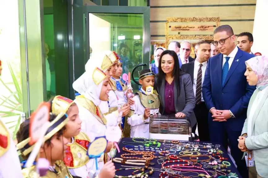 وزيرة التضامن ومحافظ الفيوم يتفقدان معرض ”كنزي” للحرف اليدوية والتراثية