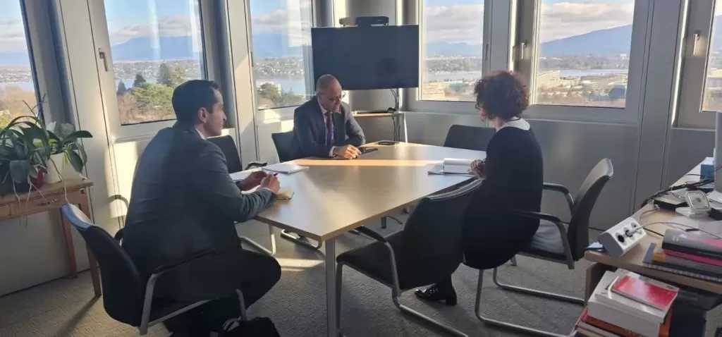 وزير العمل يلتقي مساعد المدير العام للحوكمة والحقوق والحوار بمنظمة العمل الدولية