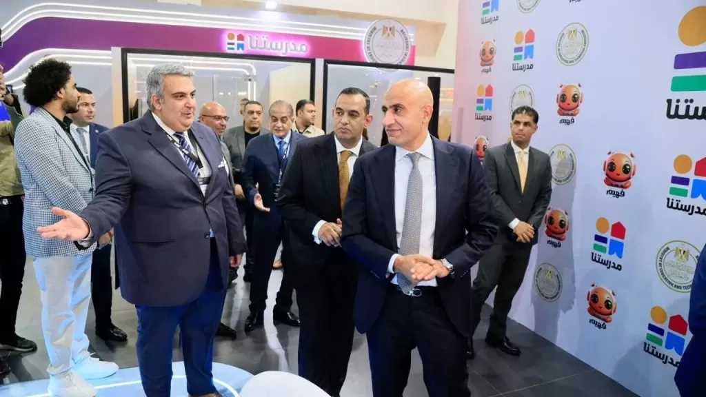 وزير التربية والتعليم يتفقد جناح ”مدرستنا” في معرض ”Cairo ICT”
