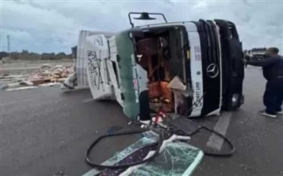مصرع مواطن وإصابة 2 في إنقلاب تريلا بالطريق الصحراوى الشرقى بمنطقة البغدادى في الأقصر