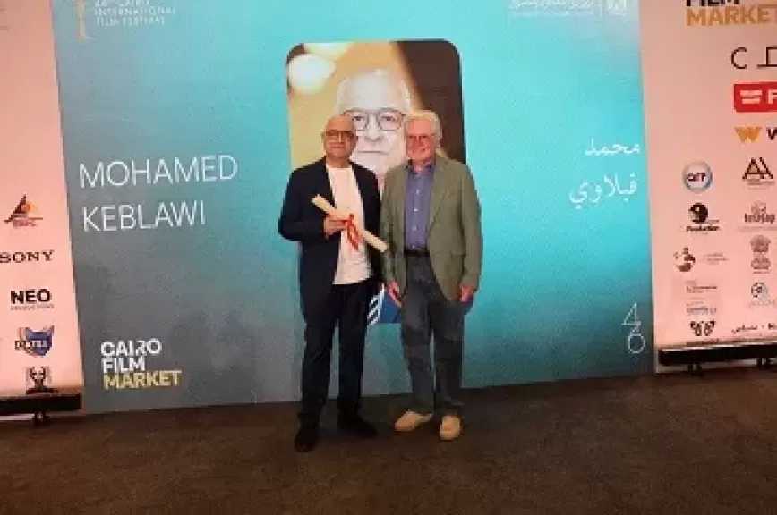 المخرج محمد قبلاوي يهدي تكريمه من مهرجان القاهرة السينمائي إلى أطفال فلسطين