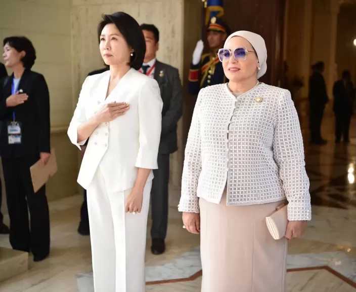 السيدة انتصار السيسي ترحب بقرينة رئيس كوريا الجنوبية خلال زيارتها لمصر