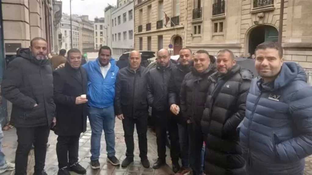 اصطفاف المصريين في باريس أمام لجان الاقتراع للمشاركة في انتخابات النواب